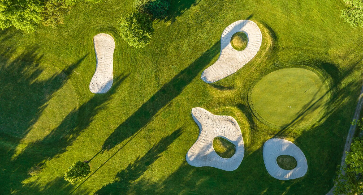 Island bunkers guard the pin